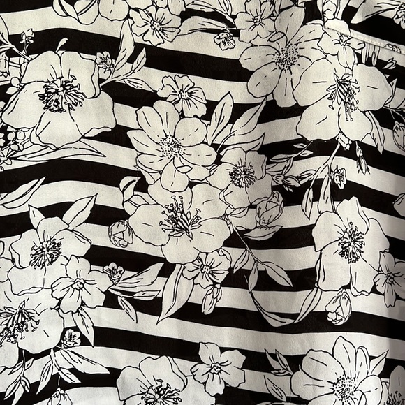 Torrid, 1, Black and White Striped Floral Tank Top w/Front Pocket - Picture 3 of 5